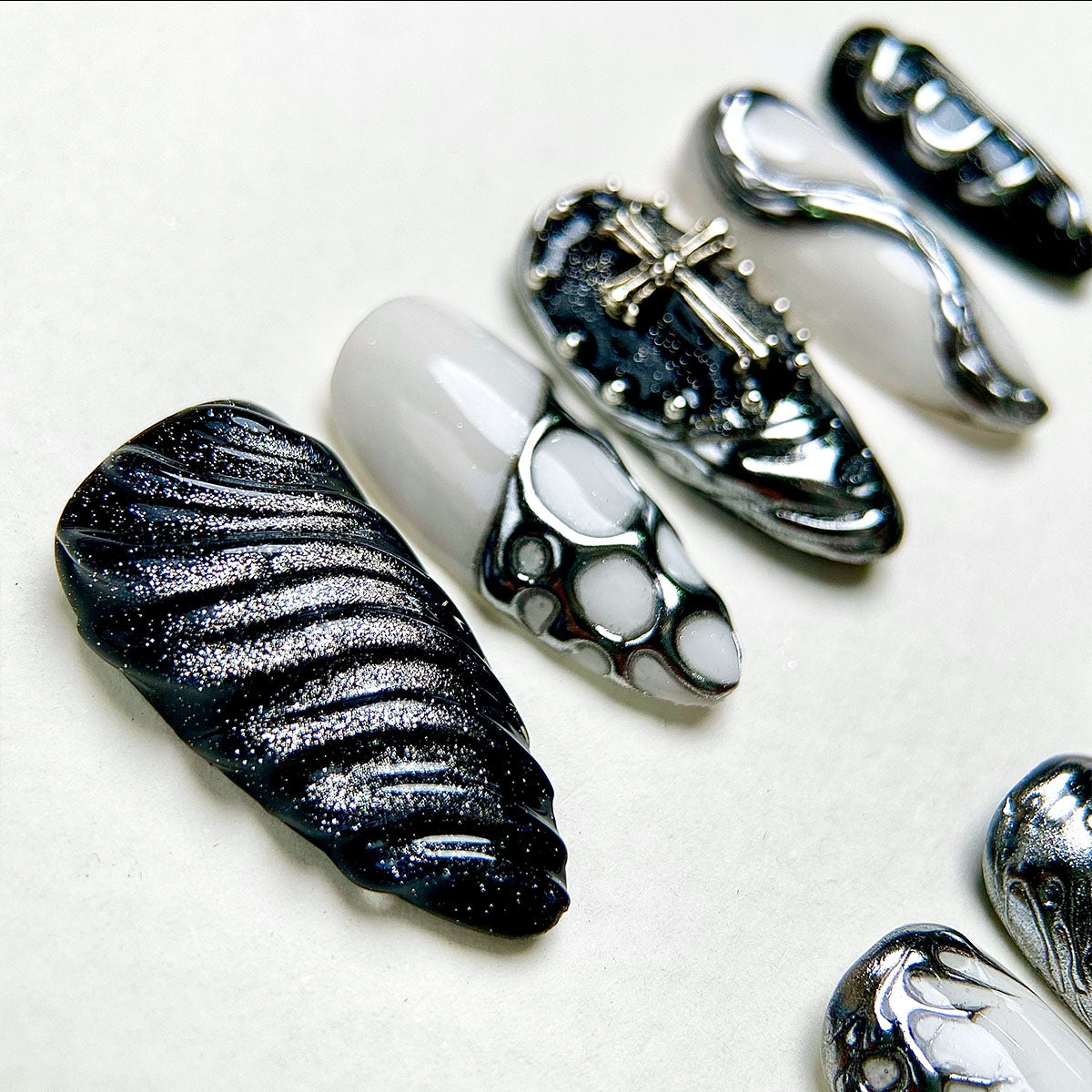Obsidian Mirror Veil – Black Silver Cat Eye press-on nails | Gothic fake nails