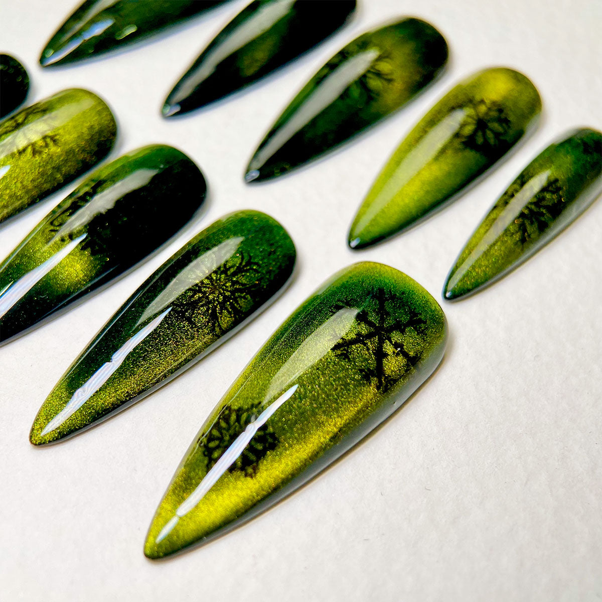 Dark Forest Press-On Nails – Green Cat Eye Gothic Fake Nails with Snowflakes