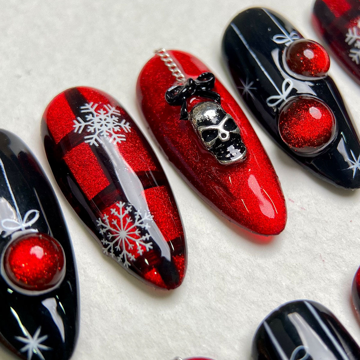 Bloody Skulls Christmas Press-On Nails – Red & Black Cat Eye Winter Fake Nails