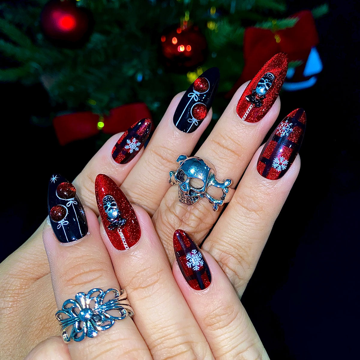 Bloody Skulls Christmas Press-On Nails – Red & Black Cat Eye Winter Fake Nails