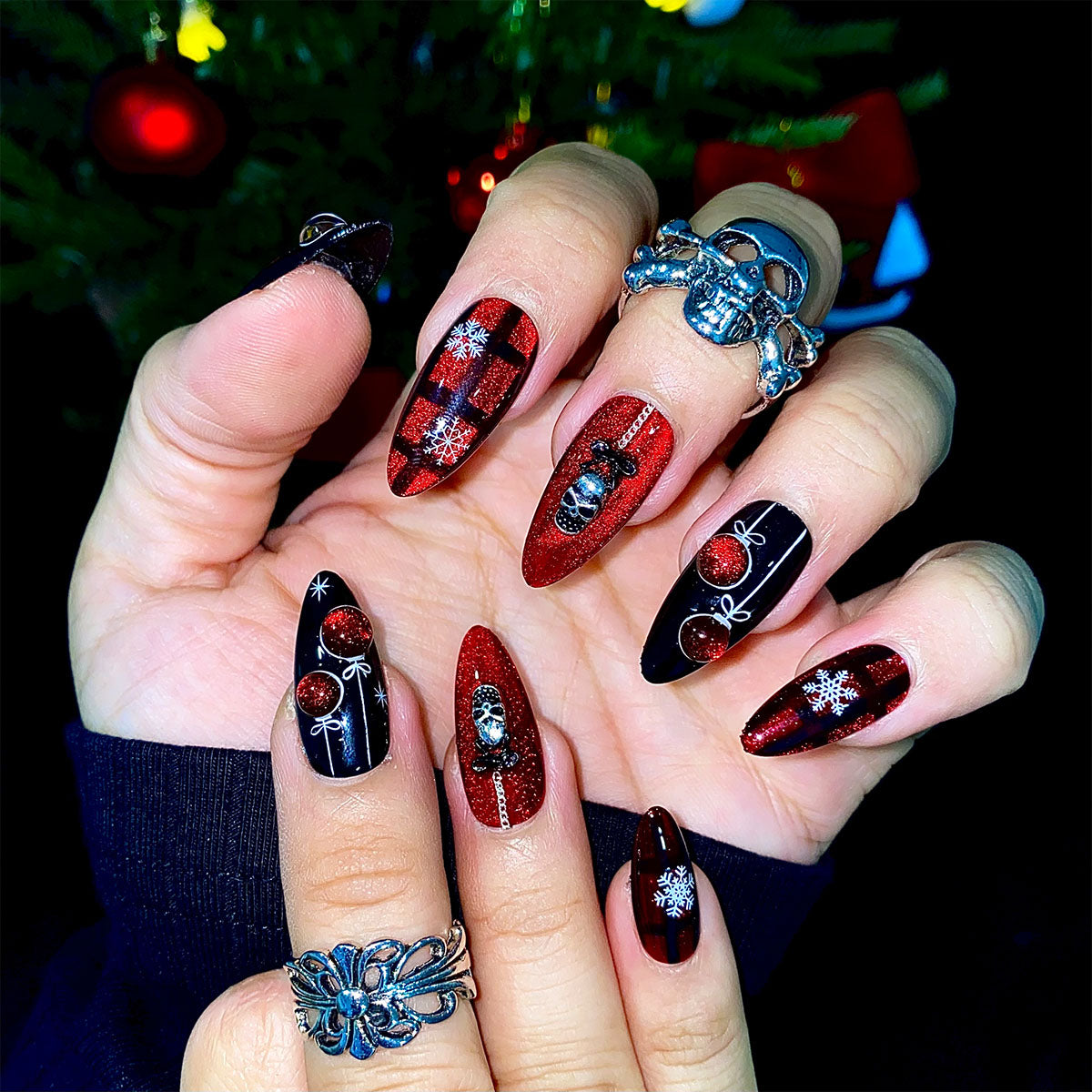 Bloody Skulls Christmas Press-On Nails – Red & Black Cat Eye Winter Fake Nails