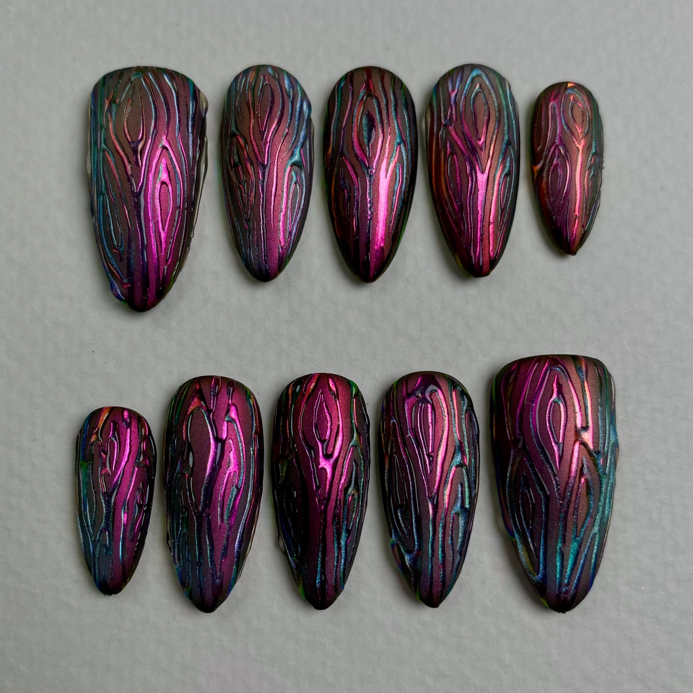 Iridescent Woodgrain Chrome Press-On Nails – Y2K Metallic Fake Nails