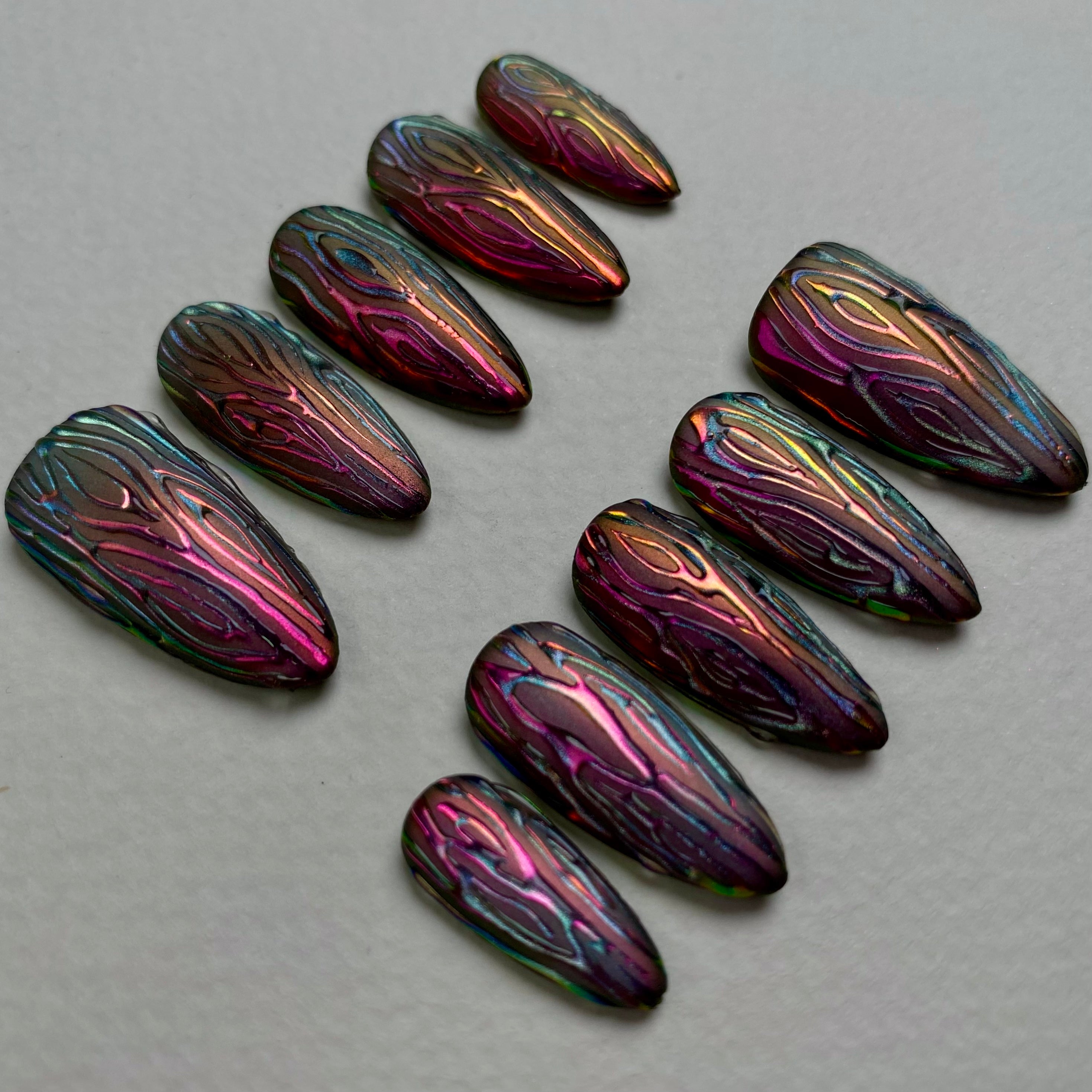 Iridescent Woodgrain Chrome Press-On Nails – Y2K Metallic Fake Nails