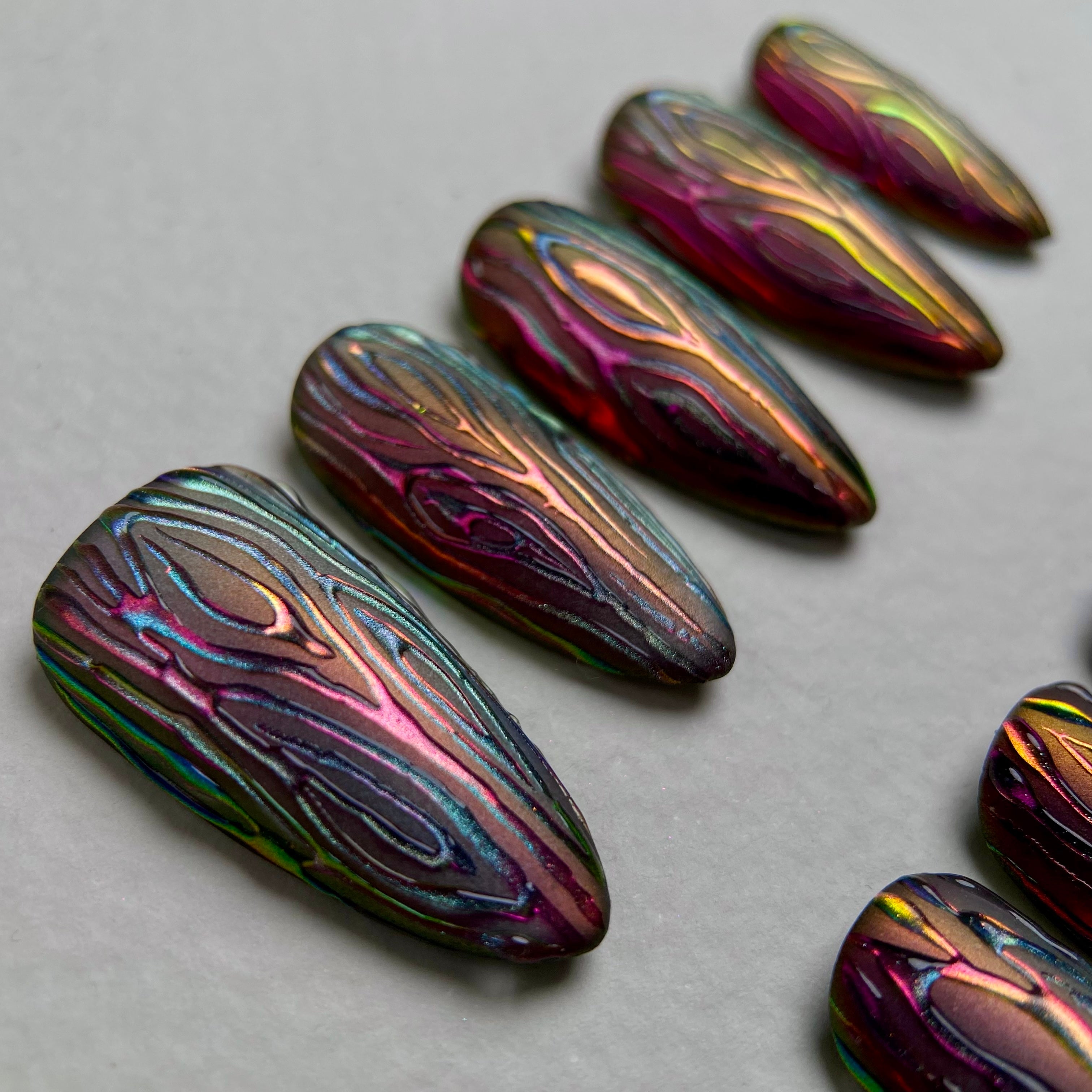 Iridescent Woodgrain Chrome Press-On Nails – Y2K Metallic Fake Nails