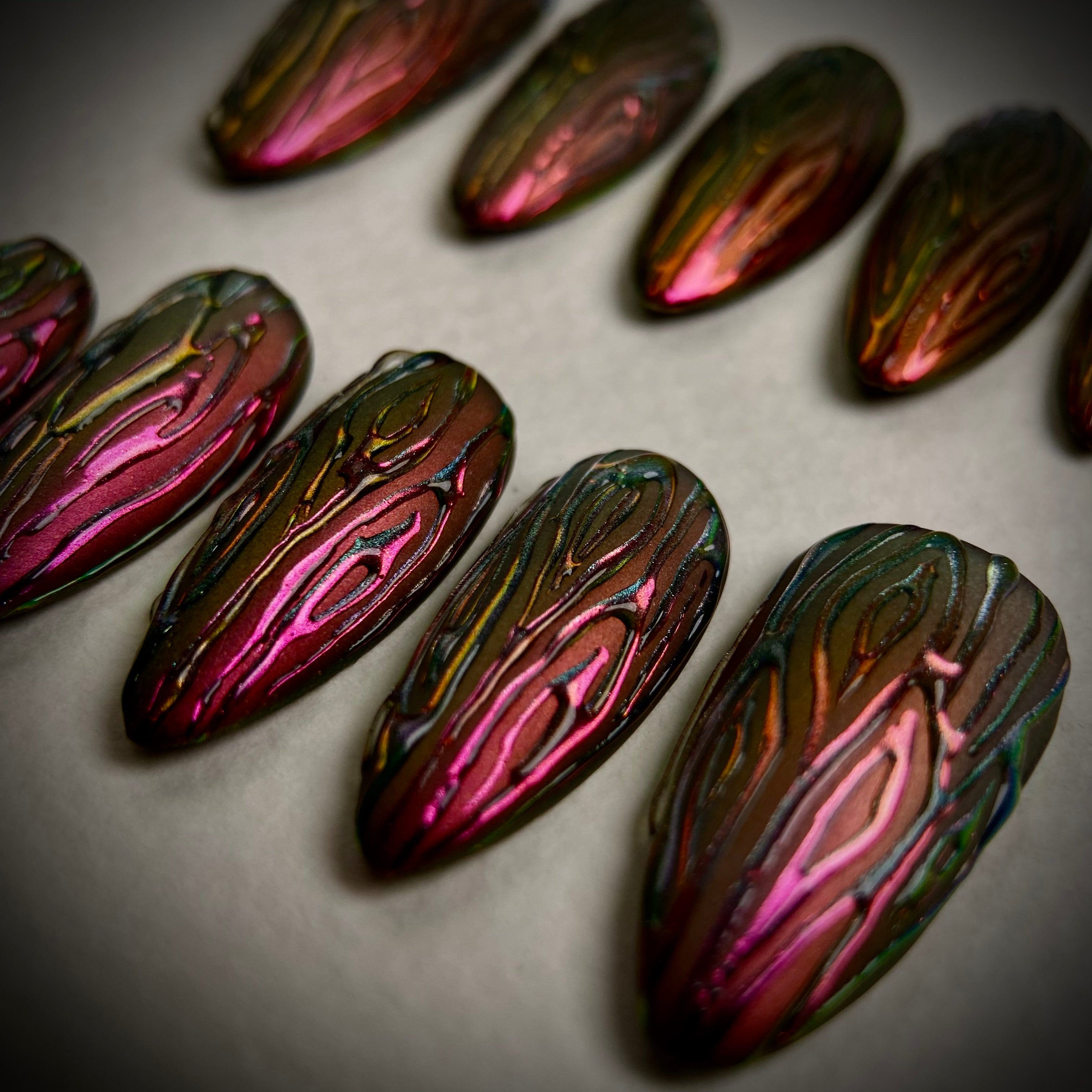 Iridescent Woodgrain Chrome Press-On Nails – Y2K Metallic Fake Nails