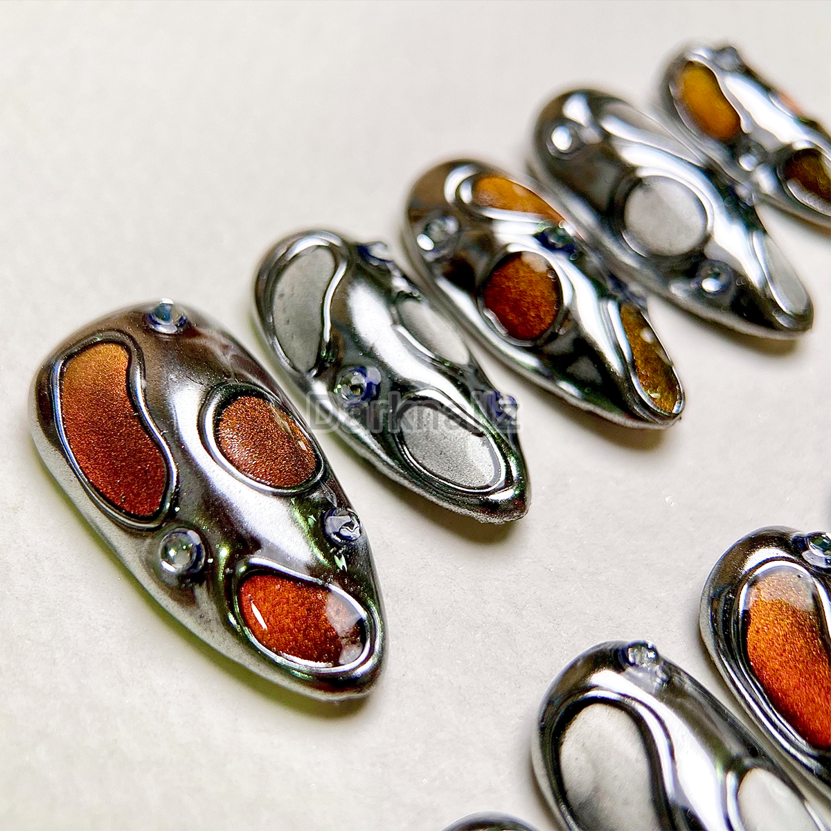 Molten Chrome Blood Press-On Nails – Silver & Red Cat Eye Fake Nails