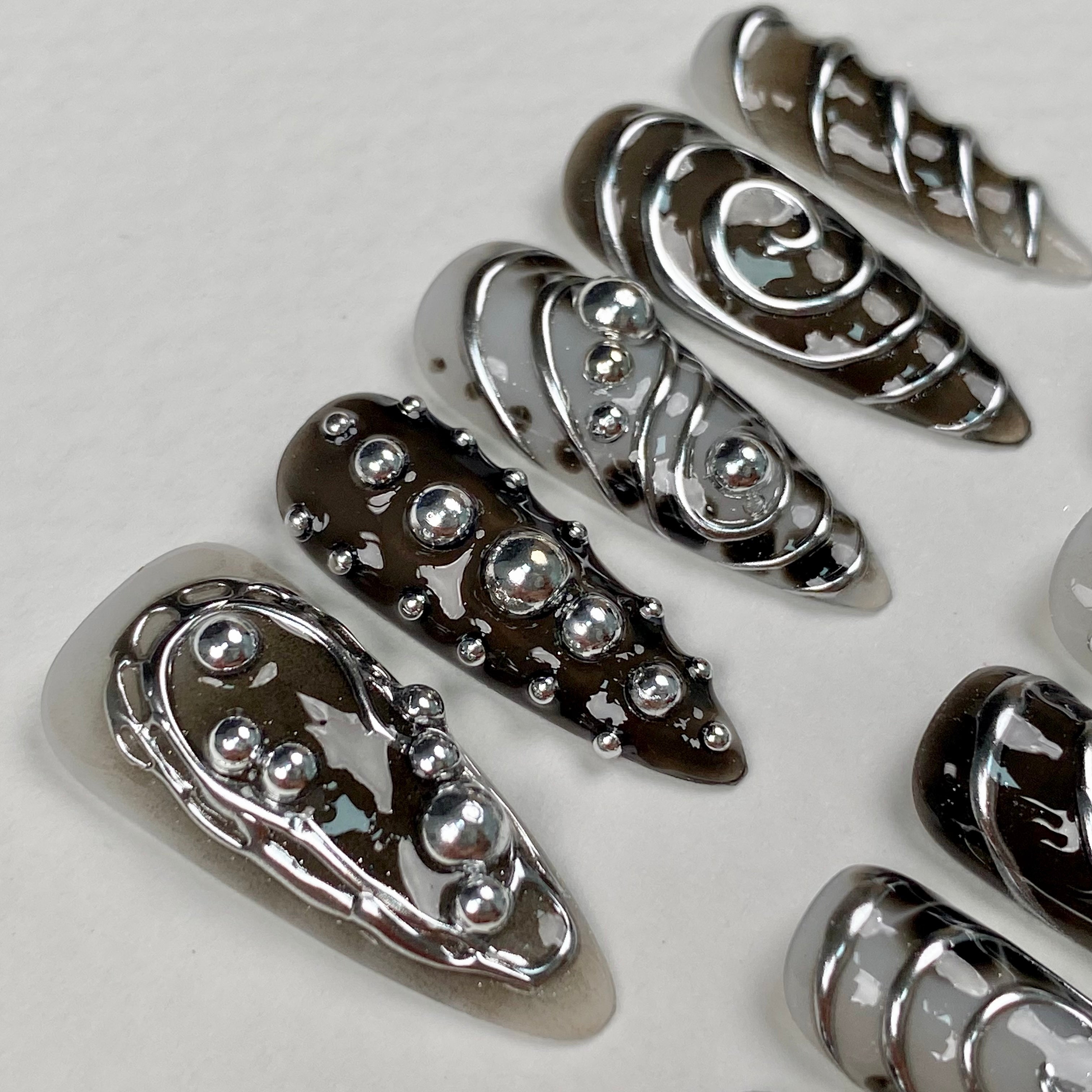 Gray Silver Chrome Y2K Press-On Nails – 3D Metallic Swirl Cyber Fake Nails