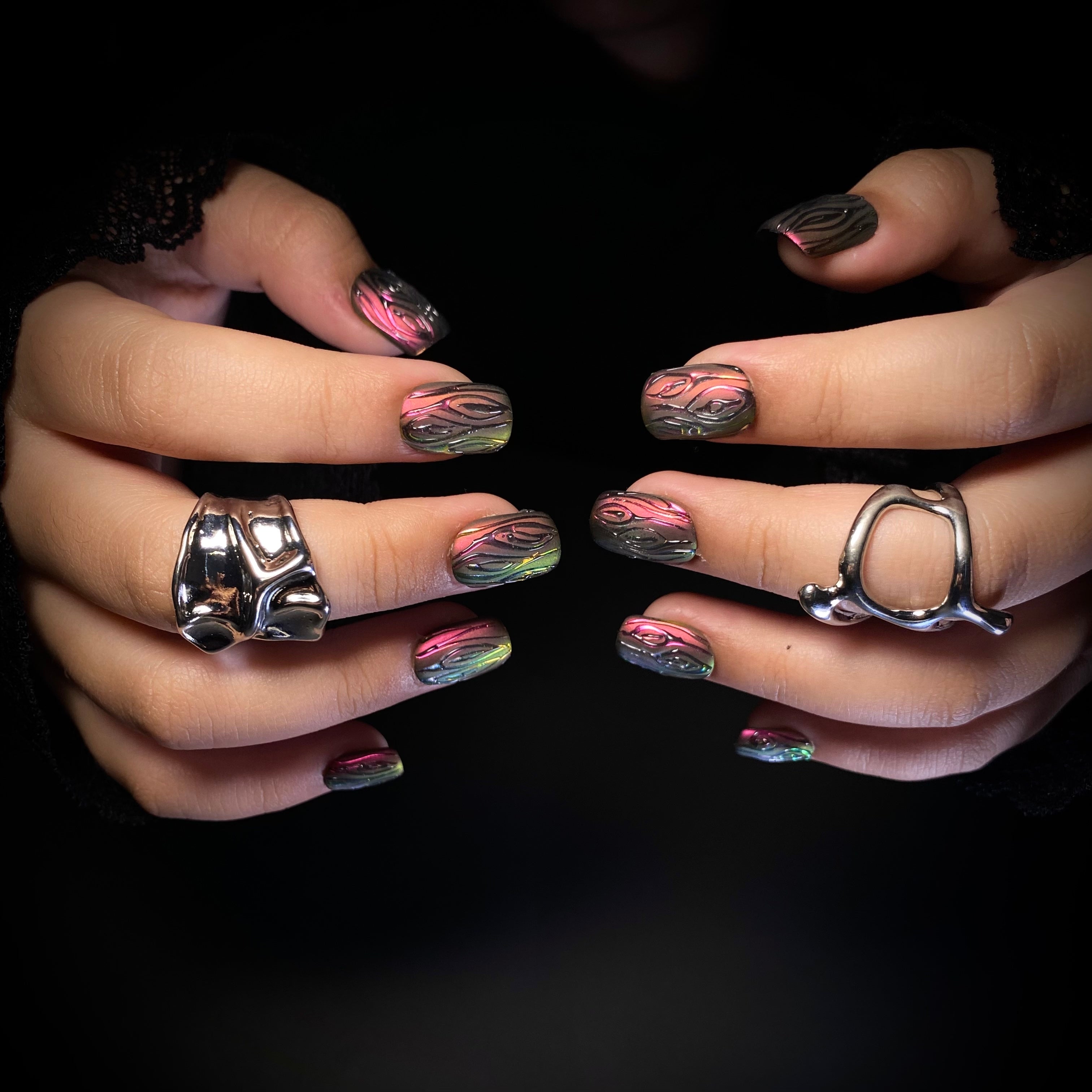 Iridescent Woodgrain Chrome Press-On Nails – Y2K Metallic Fake Nails