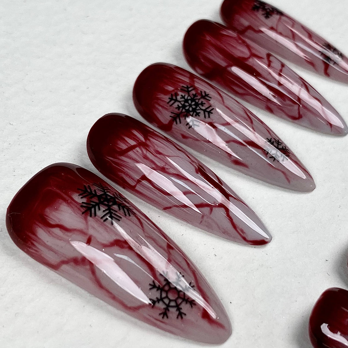 Bloody Snowflake Christmas Press-On Nails – Dark Red Blood Vein Gothic Winter Fake Nails