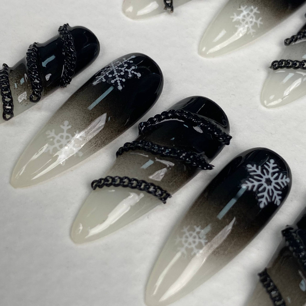 Dark Christmas Snowflake Press-On Nails – Black Ombre 3D Chain Gothic Winter Fake Nails